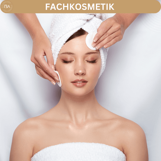 Fachkosmetik: Frau erhält Gesichtspflege mit Wattepad in einem Spa-Setting, umgeben von entspannender Atmosphäre.