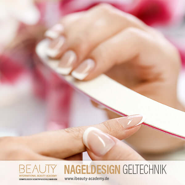 Detailaufnahme einer Hand, die bei der Gel-Nageldesign Ausbildung an der IBA Kosmetikschule Mannheim feilt.