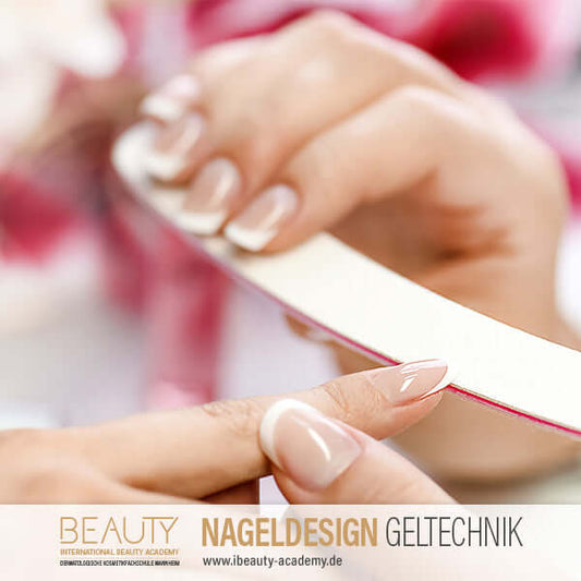 Detailaufnahme einer Hand, die bei der Gel-Nageldesign Ausbildung an der IBA Kosmetikschule Mannheim feilt.