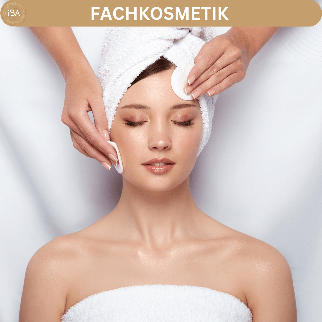 Fachkosmetik: Frau erhält Gesichtspflege mit Wattepad in einem Spa-Setting, umgeben von entspannender Atmosphäre.