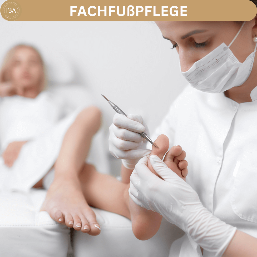 Kosmetikerin während einer Fachfußpflege-Behandlung mit einer Kundin im Hintergrund.