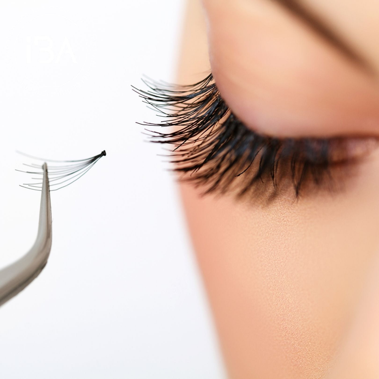 Detailaufnahme einer Wimpernstyling-Behandlung an der IBA Kosmetikschule Mannheim